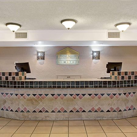 Days Inn By Wyndham Tucson City Center Bagian luar foto