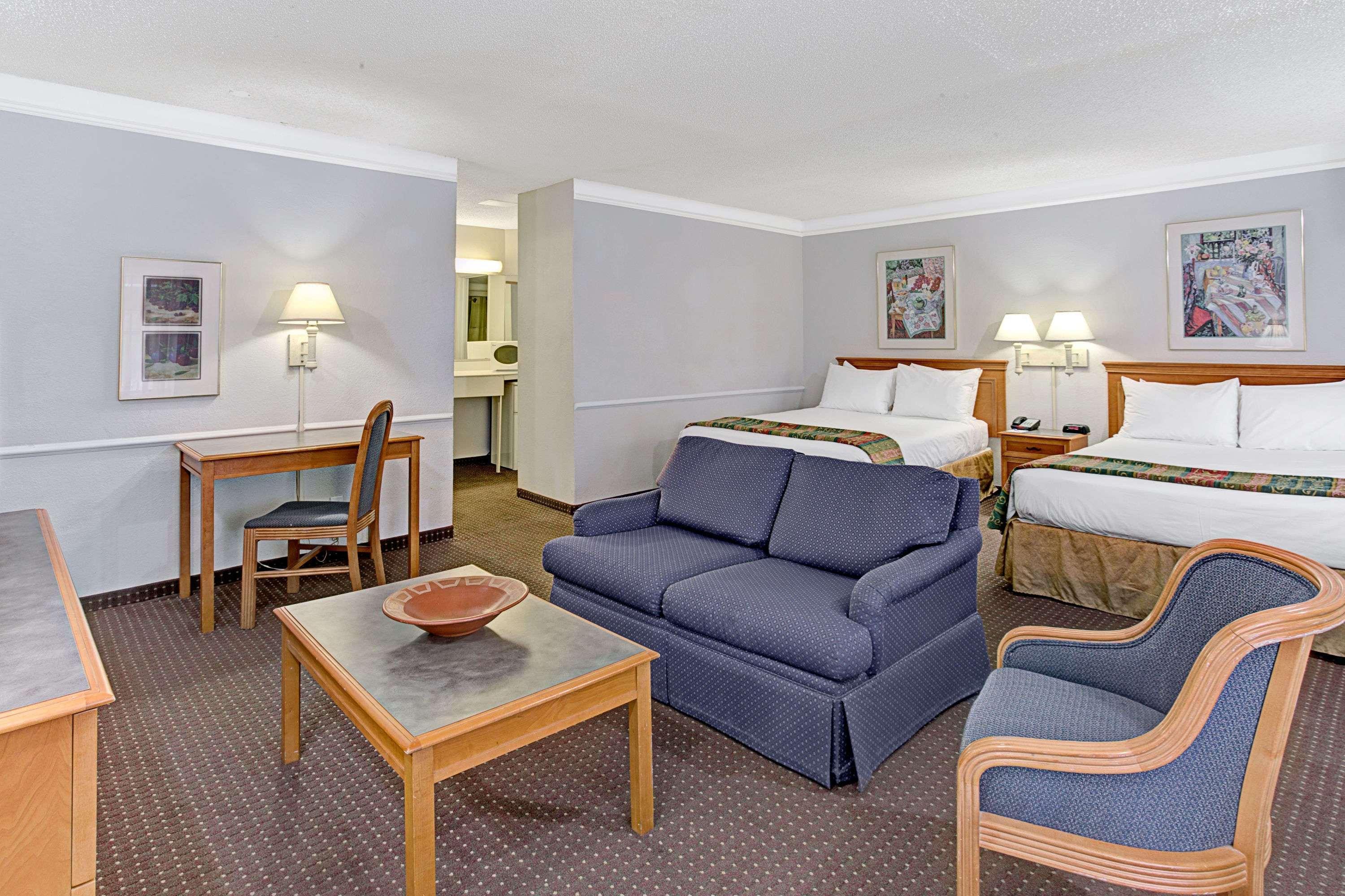 Days Inn By Wyndham Tucson City Center Bagian luar foto