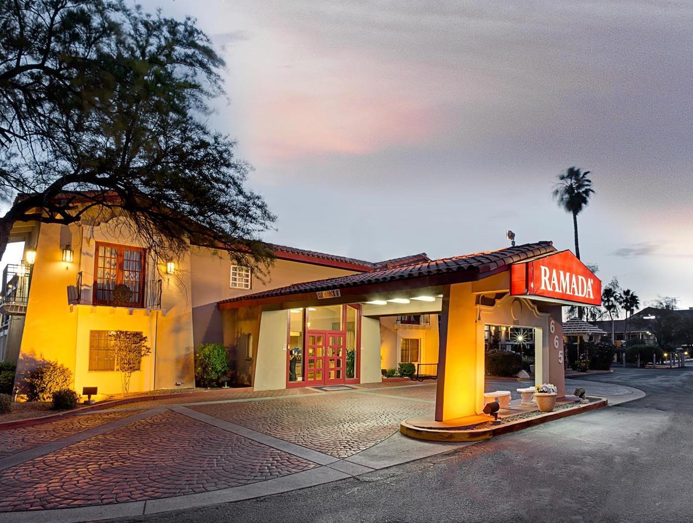 Days Inn By Wyndham Tucson City Center Bagian luar foto
