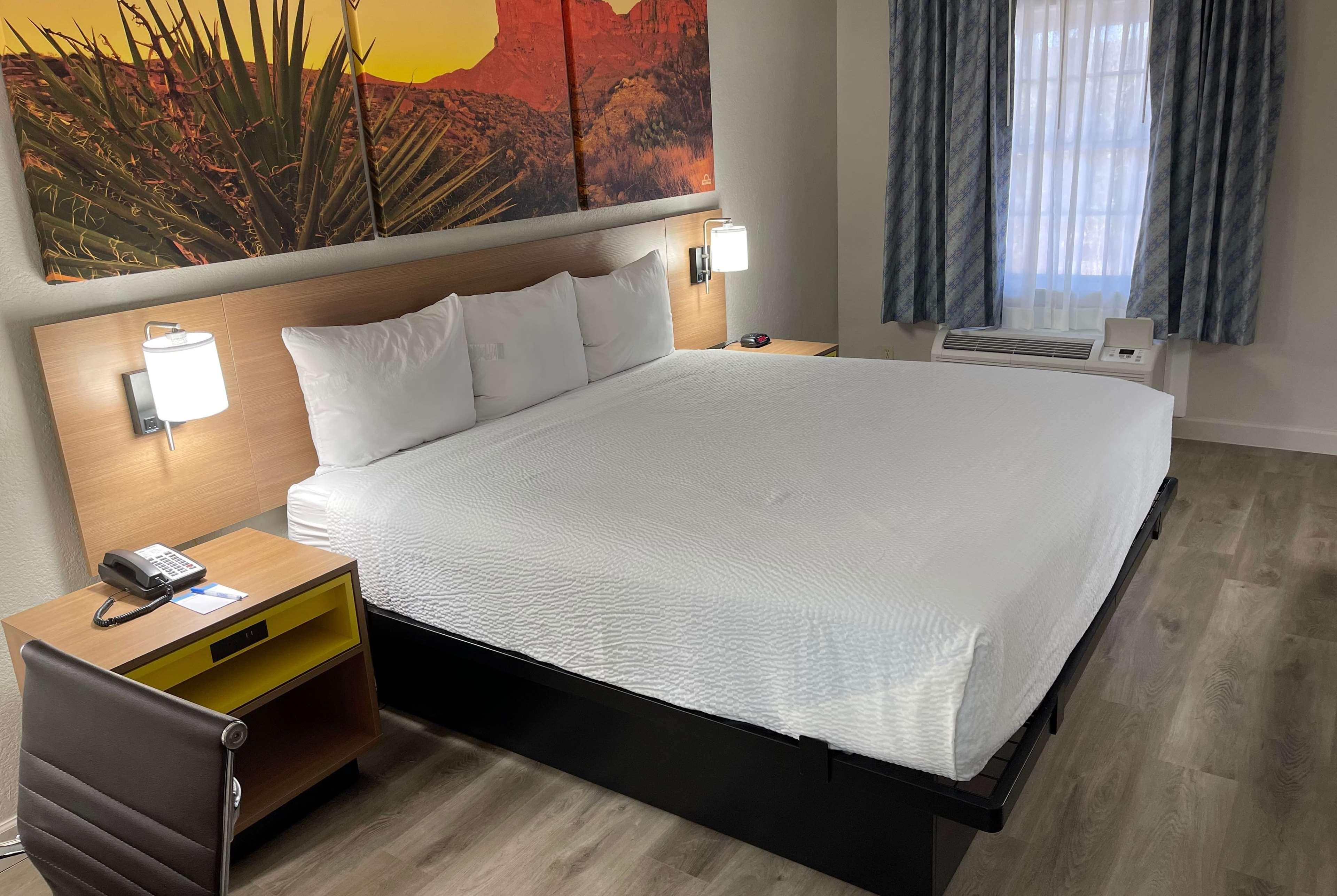Days Inn By Wyndham Tucson City Center Bagian luar foto