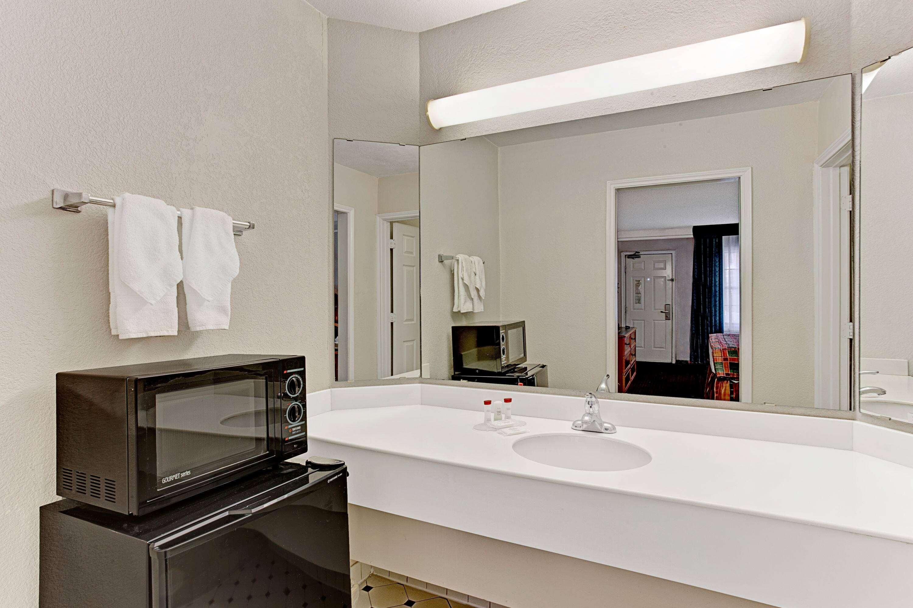 Days Inn By Wyndham Tucson City Center Bagian luar foto