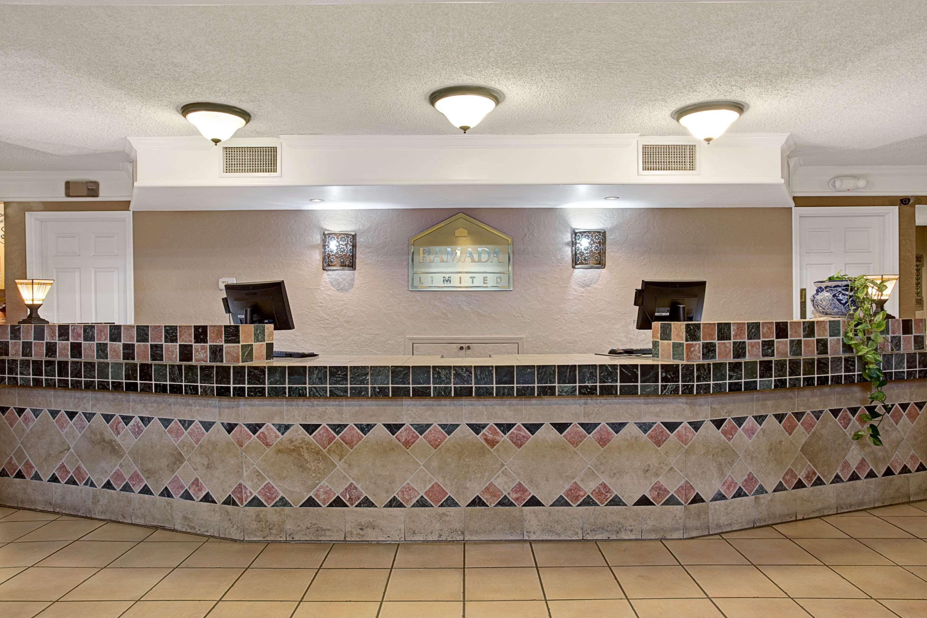 Days Inn By Wyndham Tucson City Center Bagian luar foto
