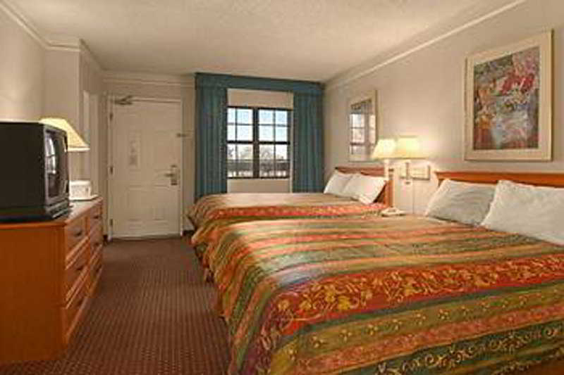 Days Inn By Wyndham Tucson City Center Bagian luar foto